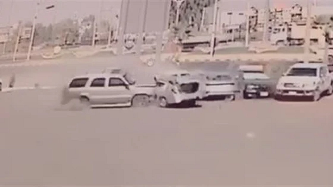 بالفيديو.. سيارة مسرعة تخرج عن السيطرة وتصطدم بعدد من السيارات في طريف