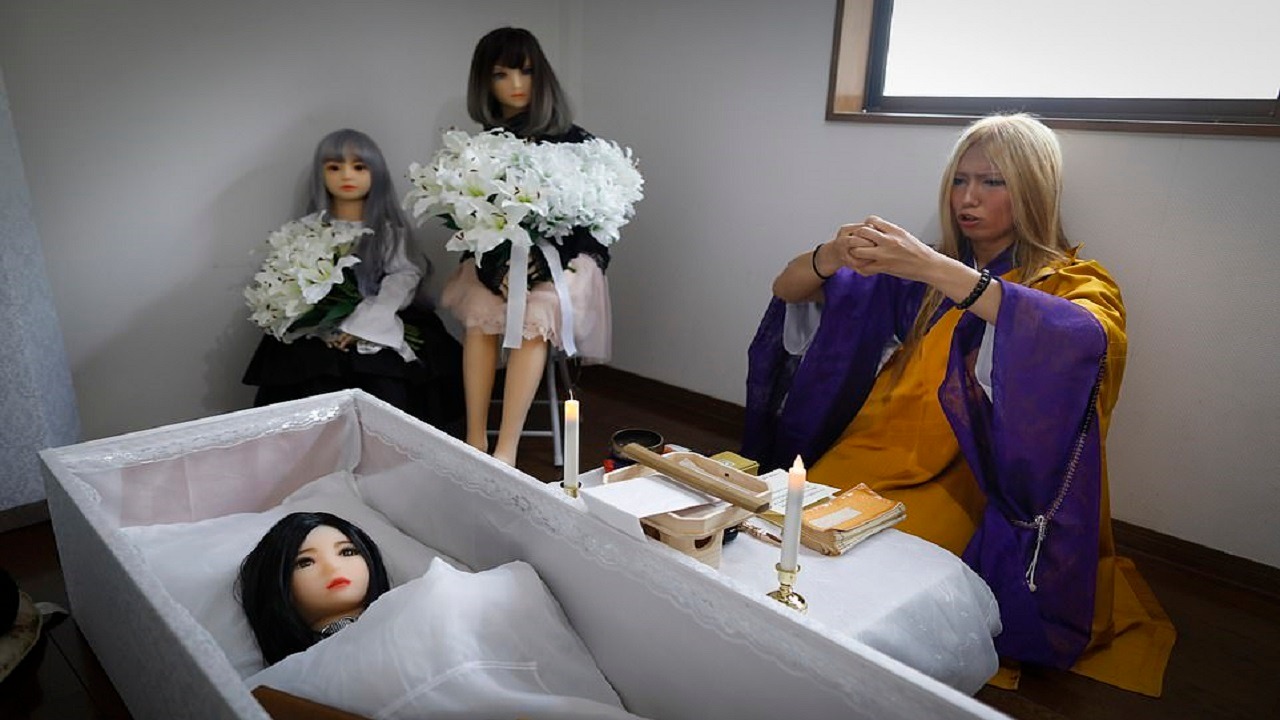 بالصور..سيدة يابانية تقيم جنازات فاخرة لـ &#8221; دمى الجنس &#8220;