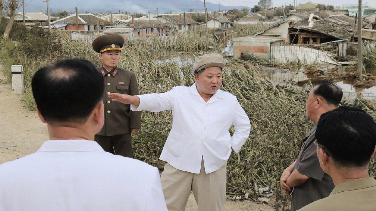 زعيم كوريا الشمالية يتوعد المسؤولين لاستجابتهم الضعيفة في مواجهة الإعصار