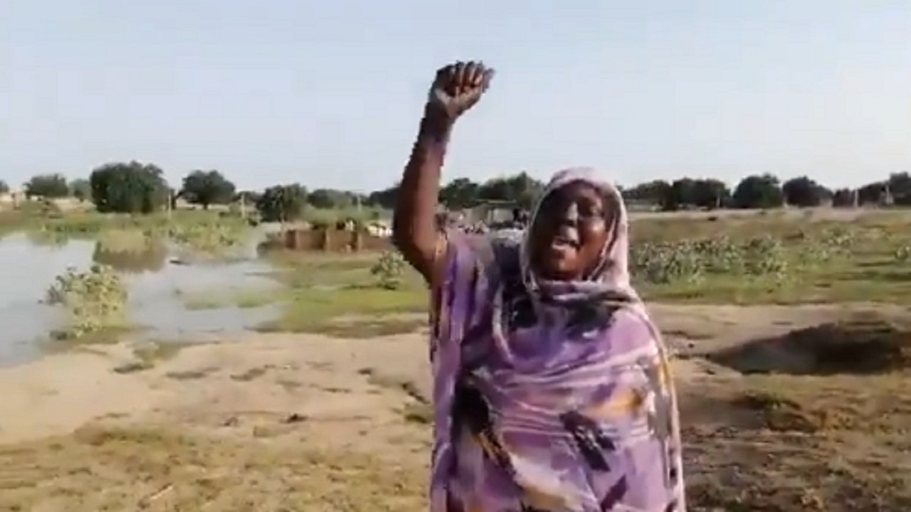 شاهد.. فرحة امرأة سودانية بعد وصول مساعدات المملكة إلى بلادها
