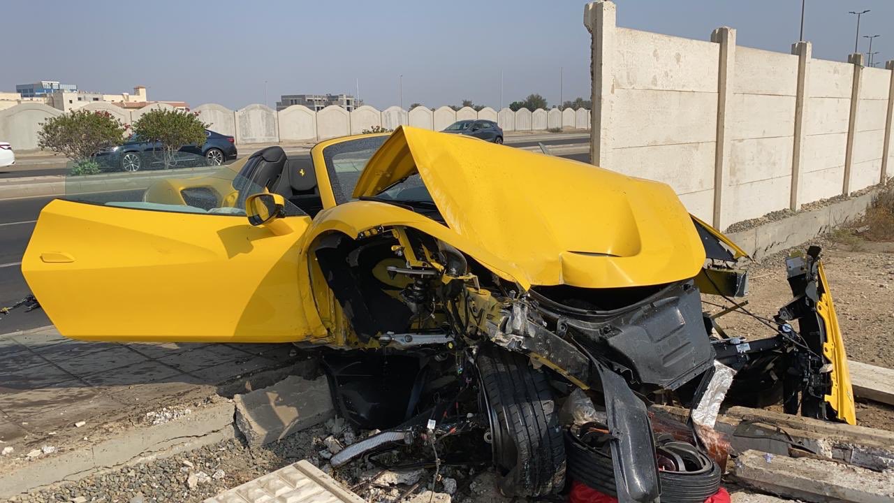 بالصور..الإعلامي عبد الرحمن الرمال يتعرض لحادث أثناء تجربة فيراري F8