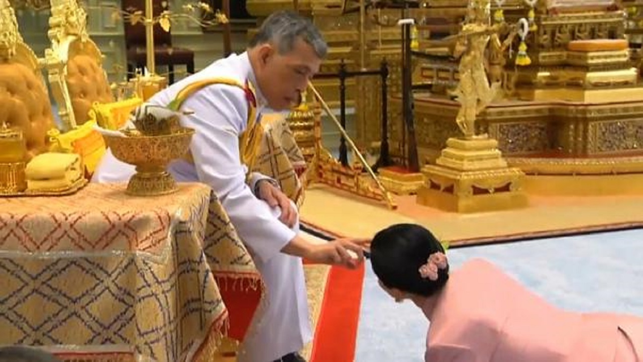 ملك تايلاند يأمر بالإفراج عن زوجته الملكة وخروجها من السجن أخيراَ