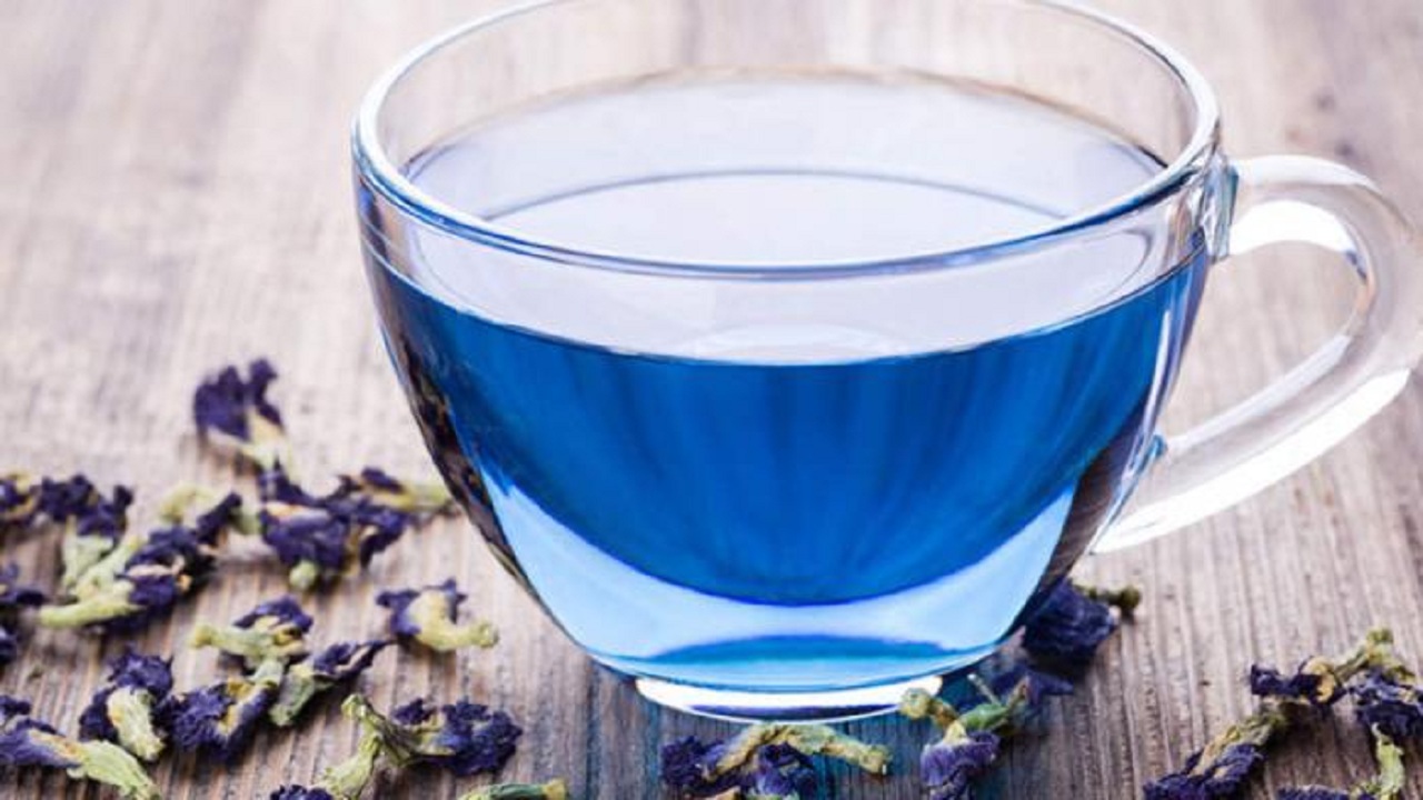 يمنع الشيخوخة ويحسن الذاكرة وفوائد لا تحصى للشاي الأزرق السحري