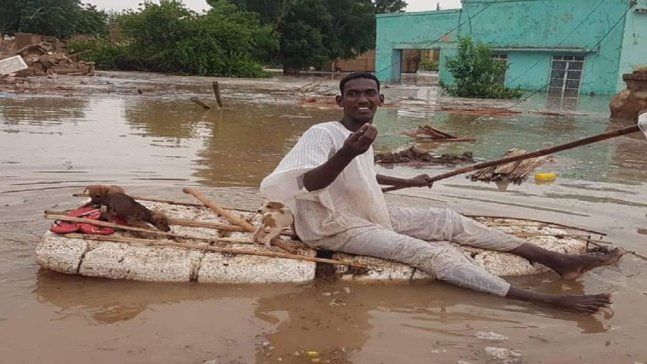 إنسانية سوداني تنقذ &#8221; جراء &#8221; من الفيضانات رغم مأساته