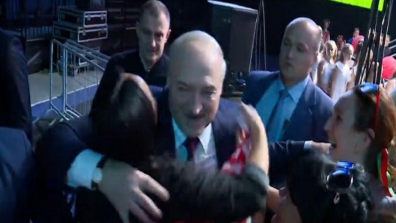 شاهد.. أحمر شفاه على وجه رئيس بيلاروسيا خلال حضوره منتدى نسائي 