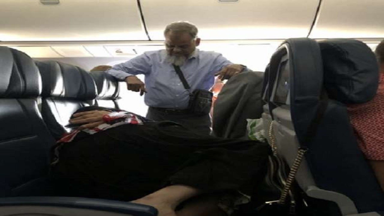 رجل يقف على قدميه 6 ساعات في طائرة لراحة زوجته