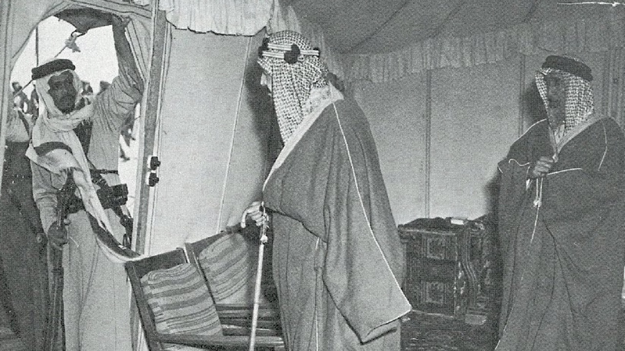 شاهد.. الملك عبدالعزيز داخل الخيمة الملكية أثناء زيارته لأرامكو