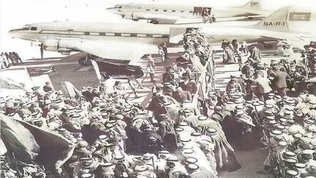 صورة قديمة للملك عبدالعزيز عائداً للرياض بالطائرة من أحد المؤتمرات