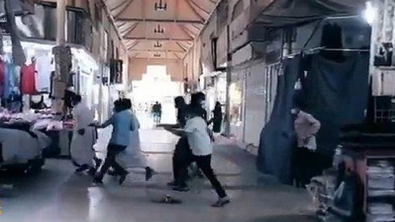 بالفيديو.. لحظة هروب عمالة مخالفة أثناء حملة رقابية على محلات الرياض