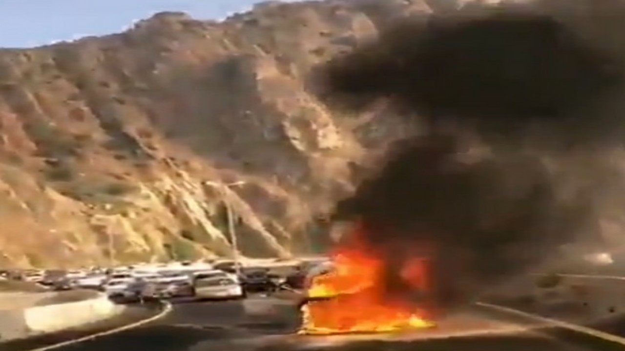 شاهد.. لحظة اشتعال النيران في سيارة خلال صعودها جبل الهدا 