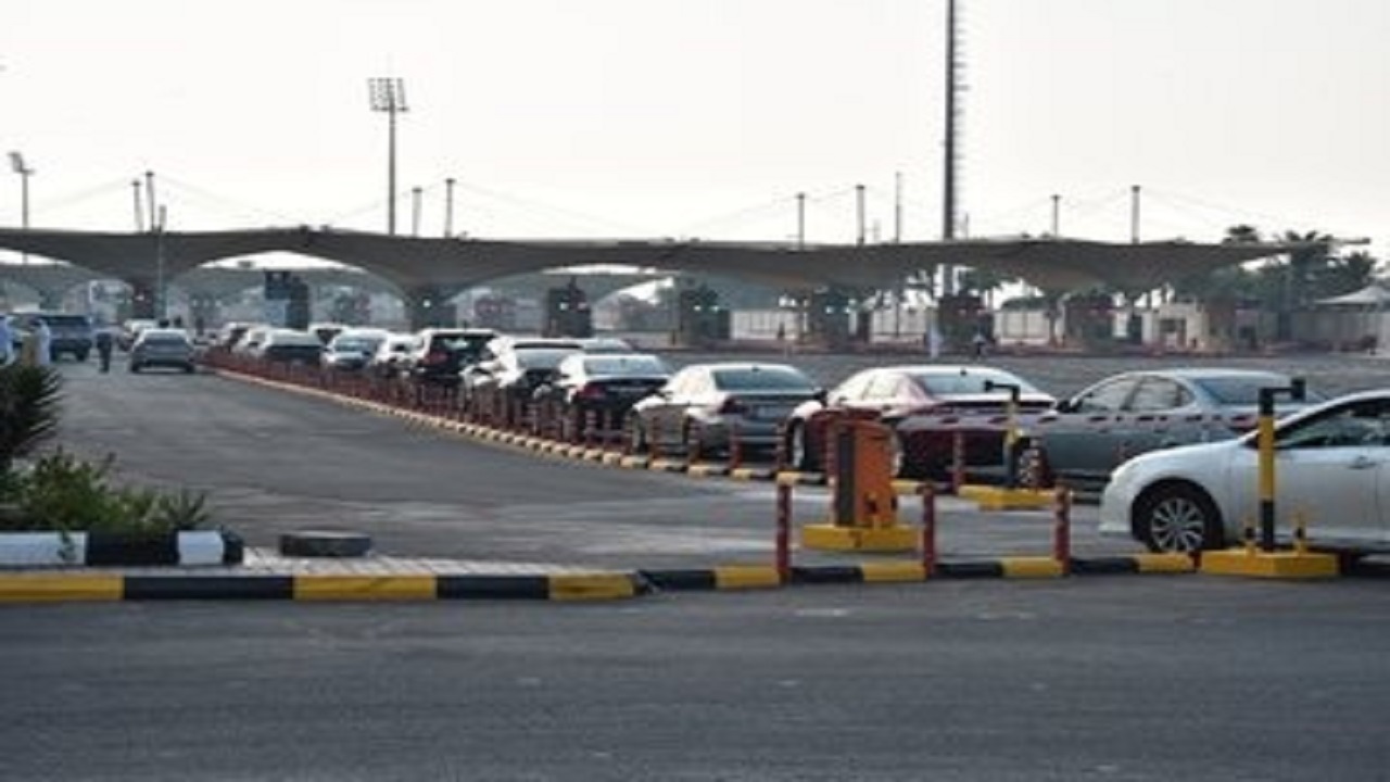 بالصور.. عودة حركة المسافرين إلى منفذ جسر الملك فهد
