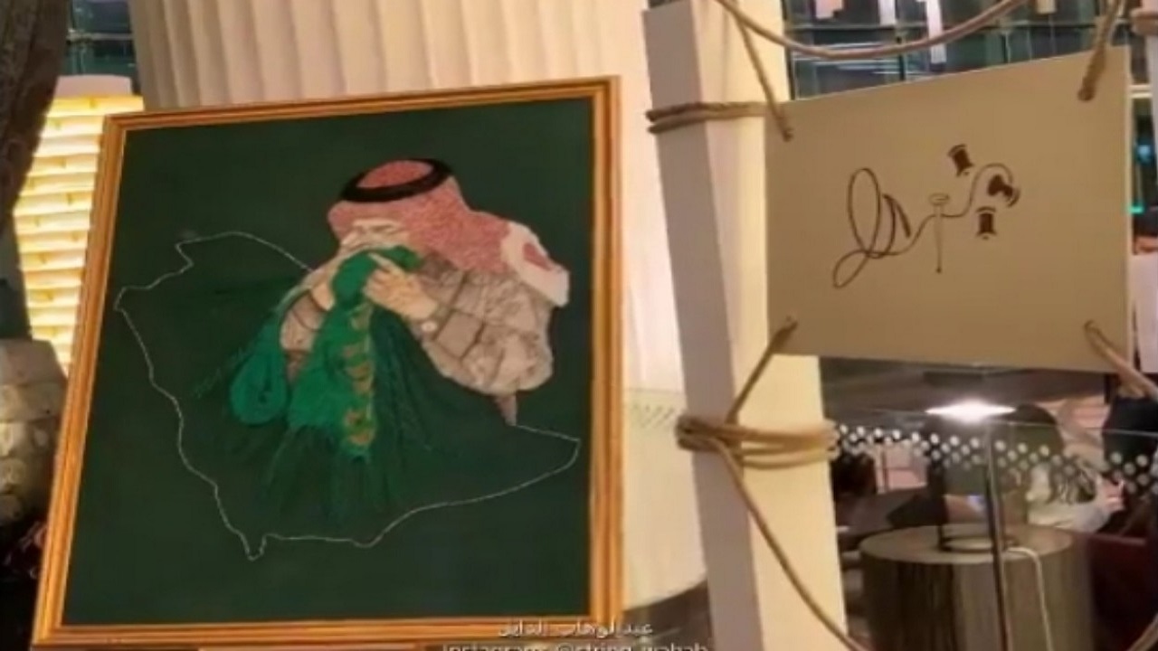 بالفيديو.. فنان يستخدم الخيوط والمسامير في رسم لوحة لخادم الحرمين