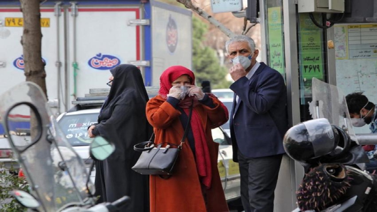 الإيرانيون يخفون إصابتهم بكورونا خوفًا من فصلهم عن العمل