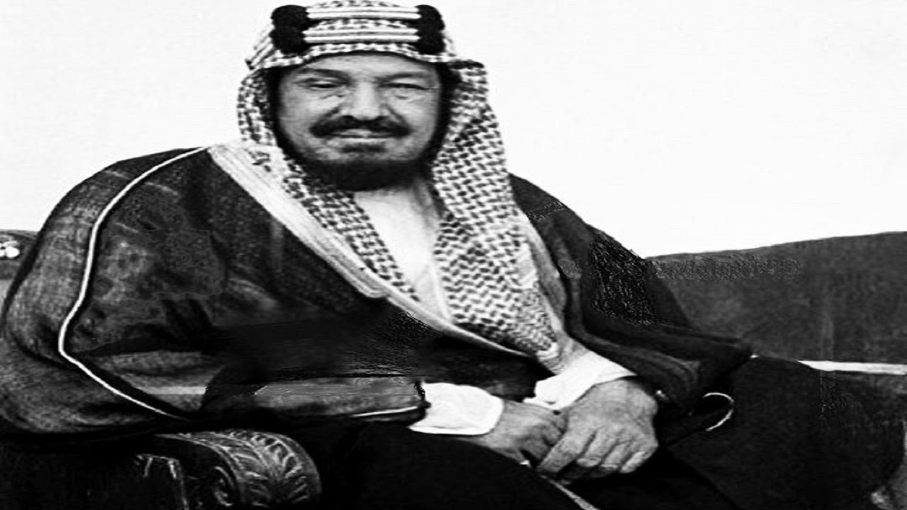 بالفيديو .. مواطن يروي موقف جمع بين الملك عبدالعزيز وامرأة وحيدة في الصحراء