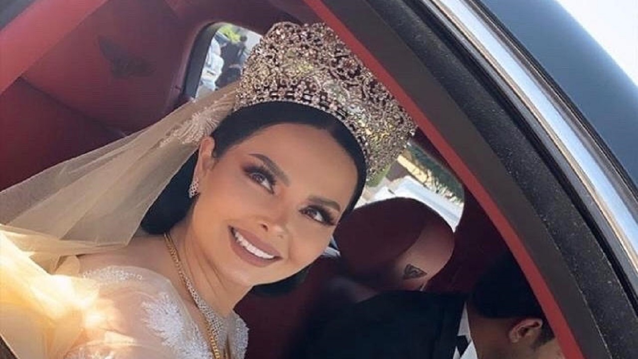 بالفيديو.. نشطاء يسخرون من شقيق ديانا كرازون بعد أعطائها مبلغا من المال خلال حفل زفافها