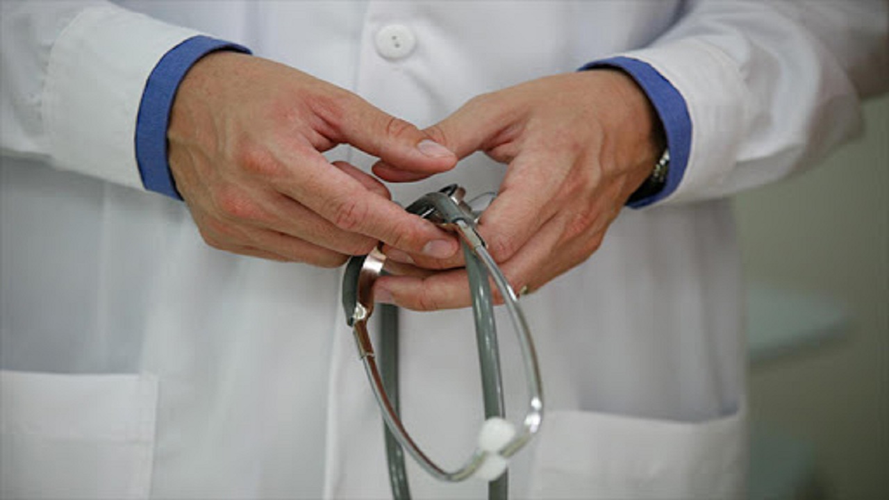 وزير الصحة يوقف طبيب جلدية عن مزاولة المهنة