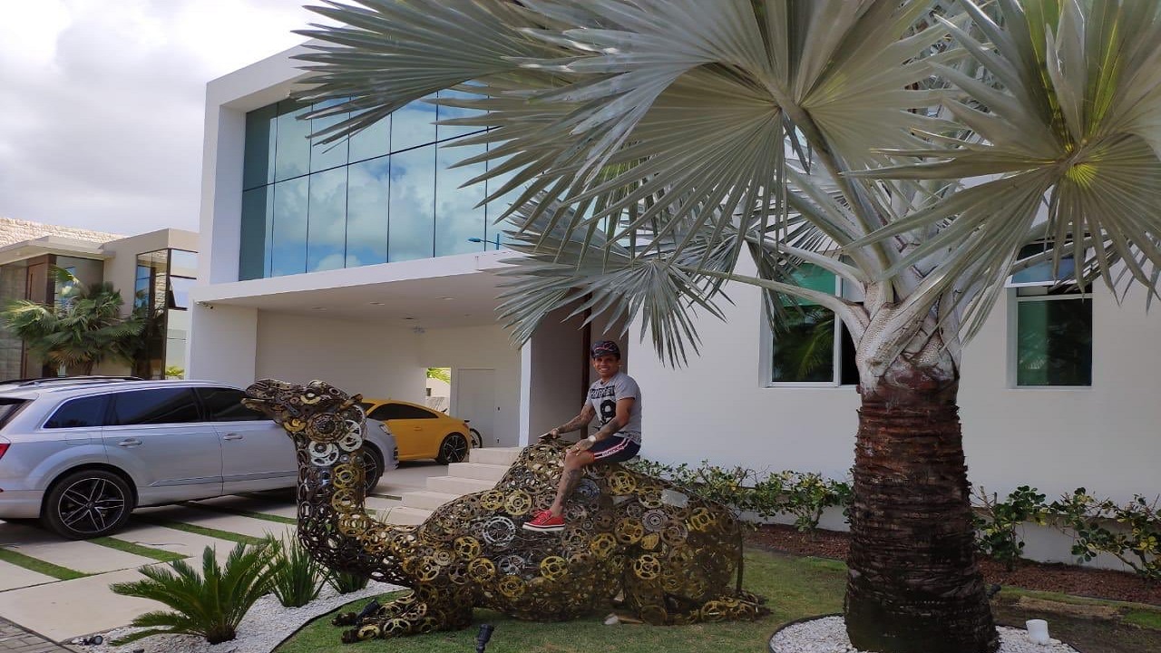 بالصور..إلتون يضع مجسمًا للإبل أمام منزله بالبرازيل: فهمت علاقة العرب بالإبل