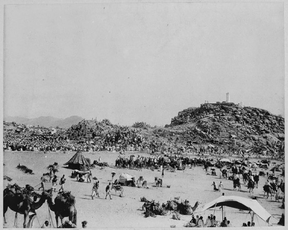 من أقدم الصور لـ جبل الرحمة بمشعر عرفات التُقطت قبل أكثر من 100 عام