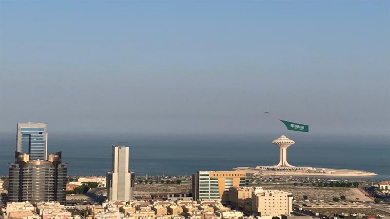 بالصور.. تحليق أضخم علم سعودي في سماء المملكة