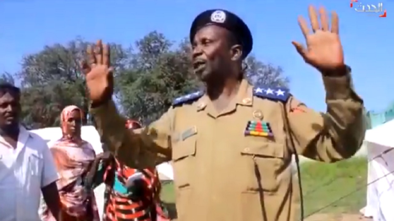 ضابط سوداني: أي منزل متضرر تجد له مساعدة تحمل شعار &#8221; الملك سلمان &#8220;(فيديو)