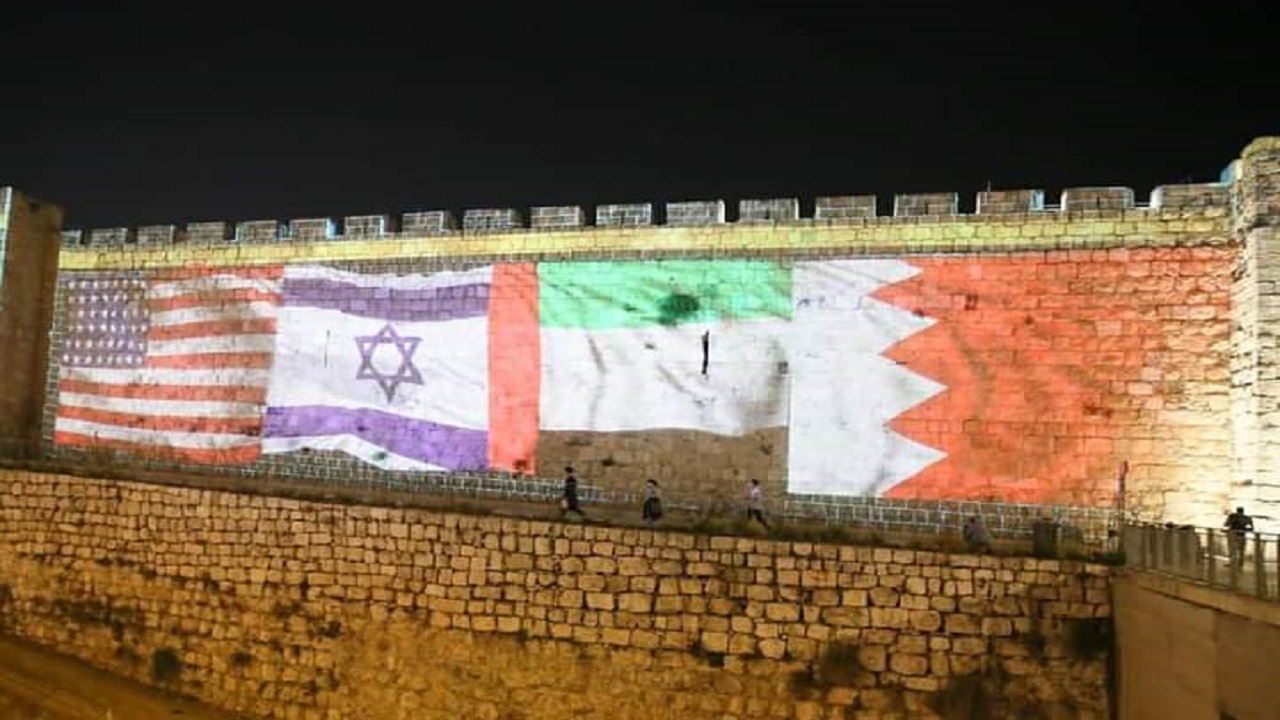 شاهد.. أسوار مدينة القدس تتزين بأعلام السلام