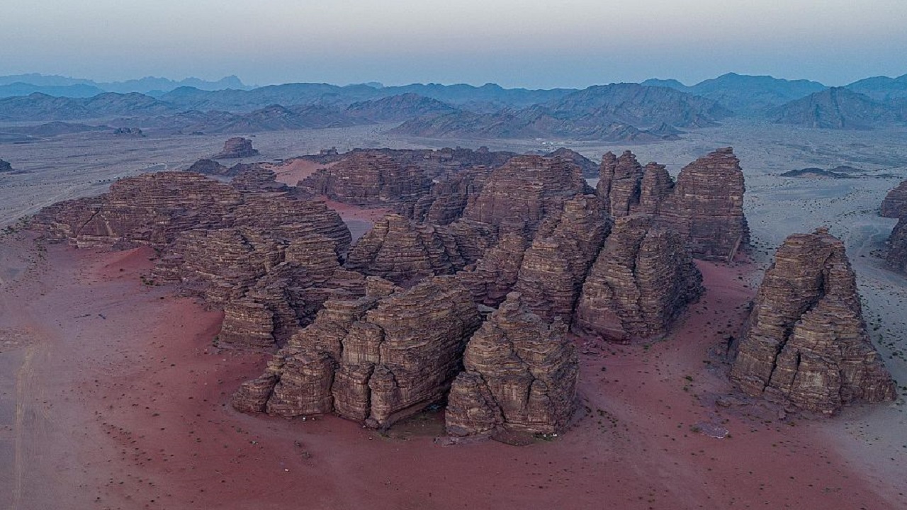 جبال من الأحجار الرملية في صحراء &#8221; حسمى &#8220;