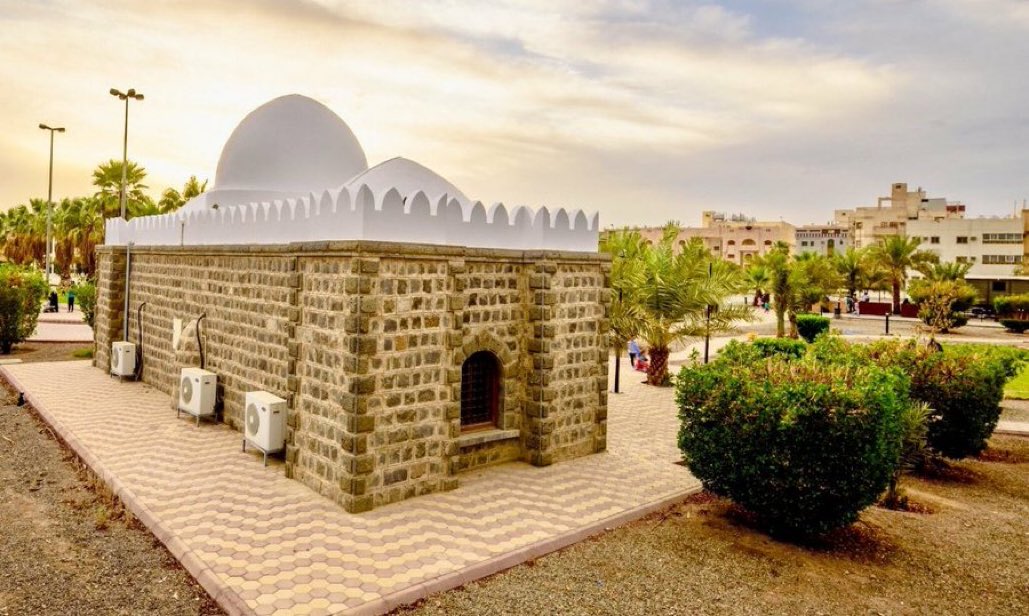 مسجد السقيا الذي صلى به النبي ﷺ في المدينة المنورة