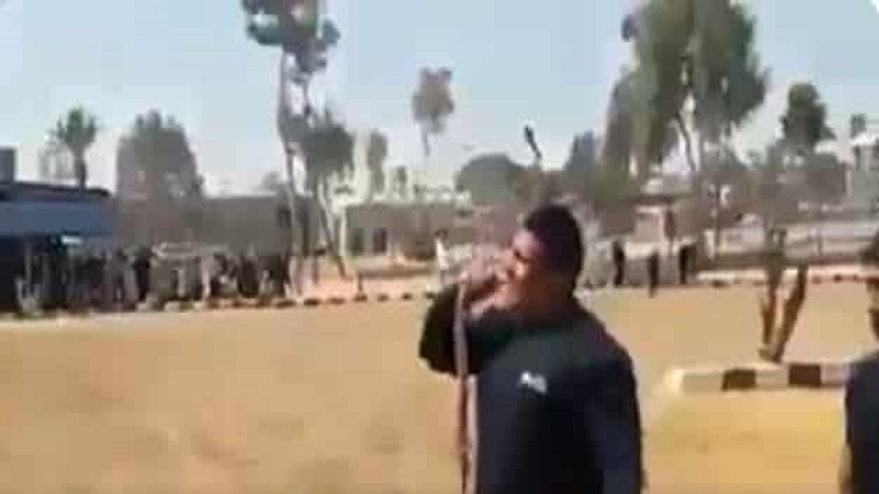 بالفيديو .. بطل بالشرطة يلتهم ثعبان حي شديد السمية في دولة عربية