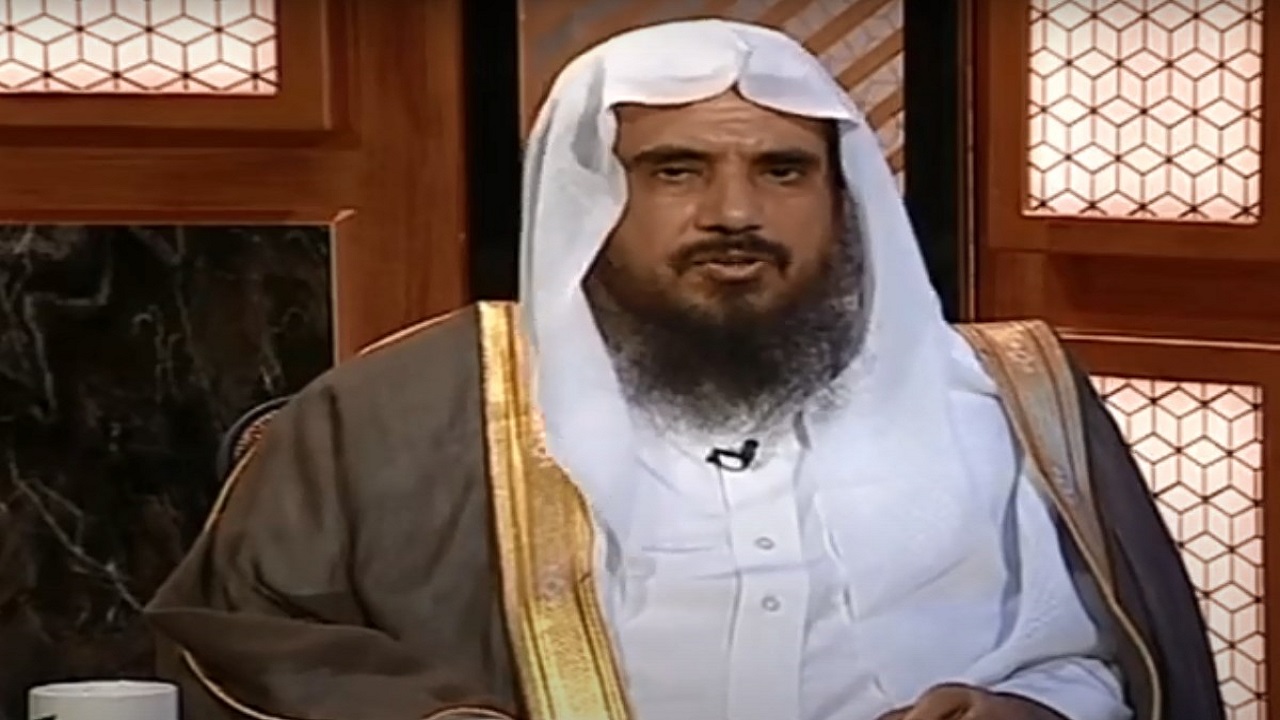 حكم التصدق على الميت إذا كان لا يصلي حال حياته (فيديو)