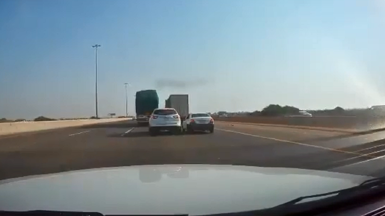 بالفيديو.. المرور يطيح بسائقيًن تبادلا الصدام عمداً في جدة