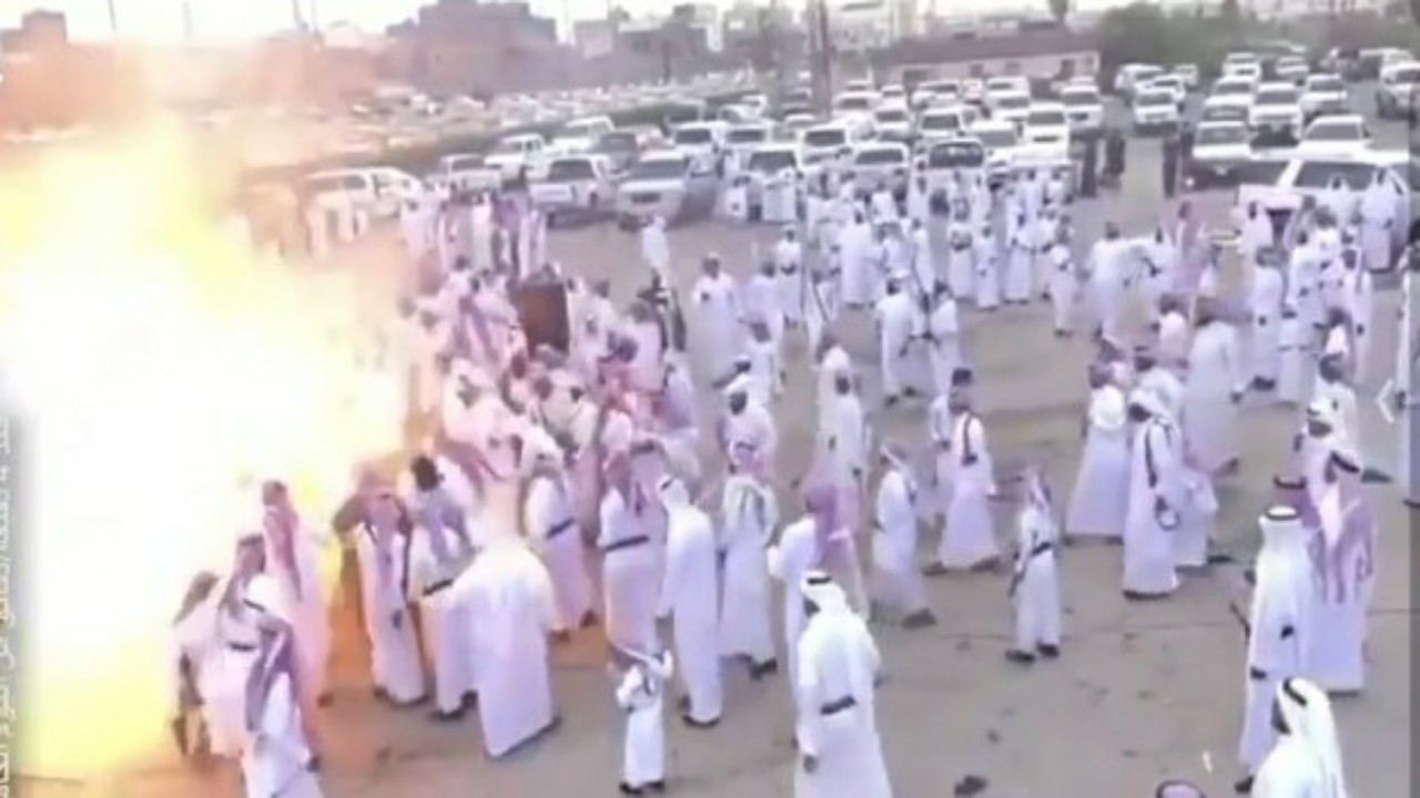 شاهد.. النيران تلتهم مواطنين أثناء أداء رقصة شعبية ببنادق البارود 