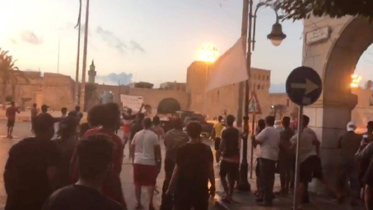 حي الأندلس في طرابلس يعلن العصيان المدني ويتهم &#8220;الوفاق&#8221; بالاستهتار