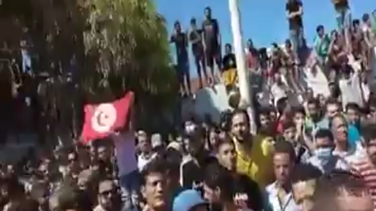 تونسيون يهتفون خلال تشييع ضحية حادثة سوسة: &#8220;يا غنوشي يا سفاح &#8220;(فيديو)