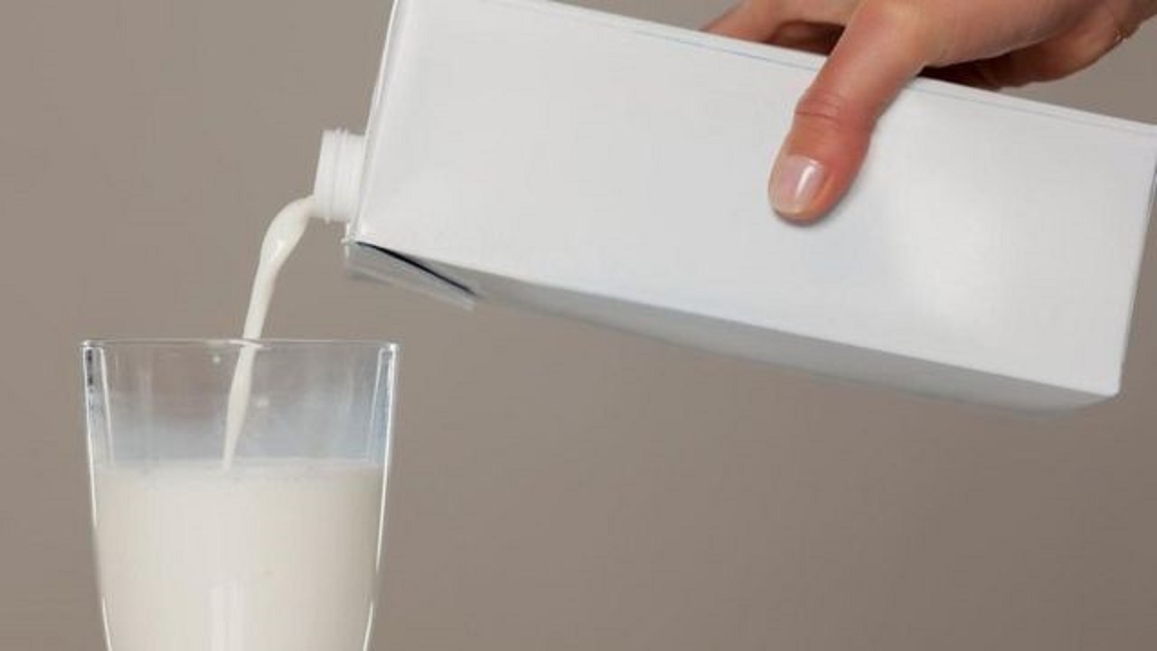 الفرق بين الحليب المبستر وطويل الأجل وأيهما أكثر فائدة