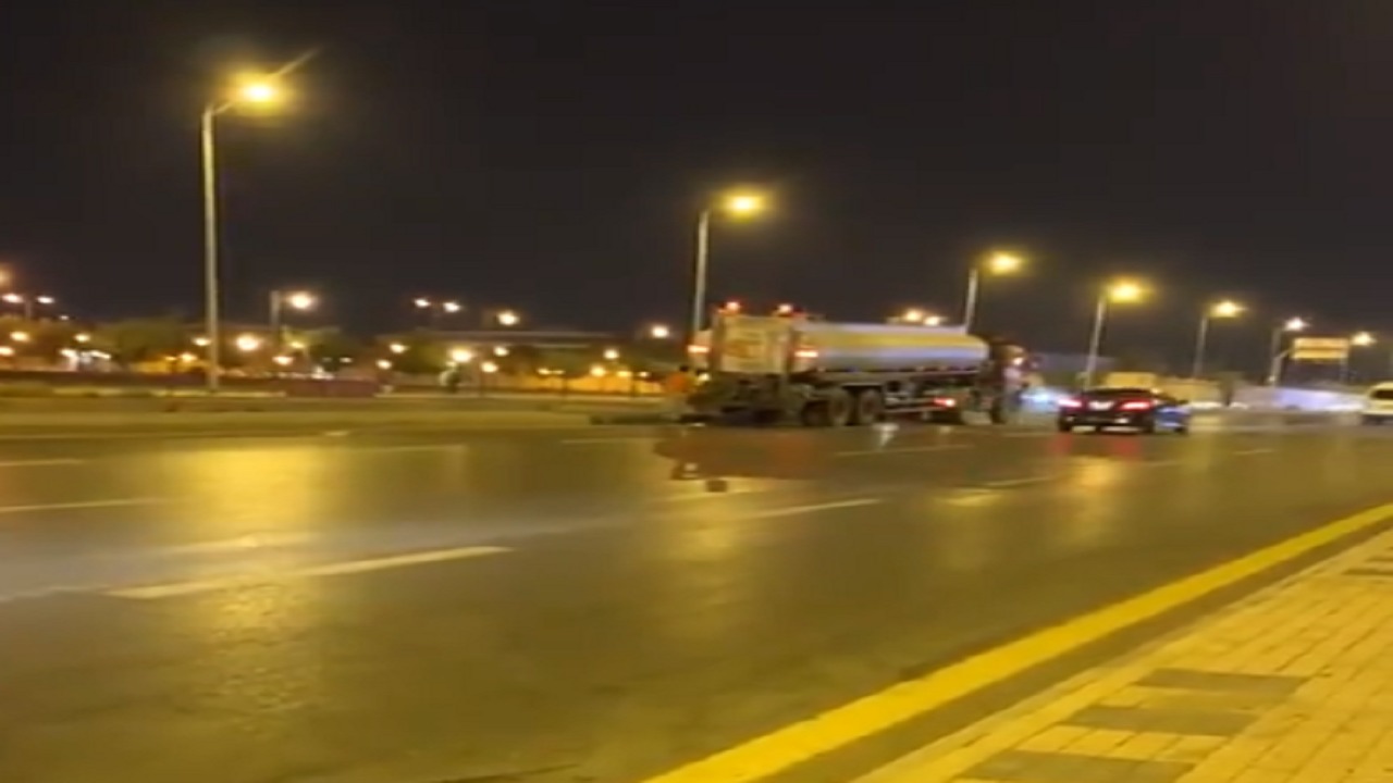 بالفيديو..صهريج يسقي الزرع وسط الطريق دون تحذير المارة