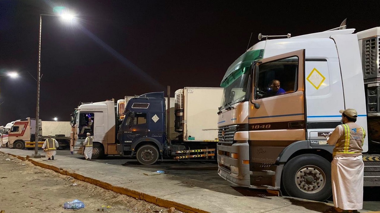 ضبط شاحنات أجنبية مخالفة تمارس نقل البضائع في المنطقة الشرقية (صور)