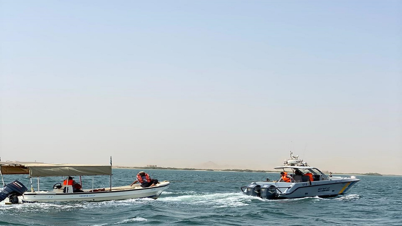 إنقاذ مواطنين بعد تعطل قاربهما في جزيرة سحل بالقحمة