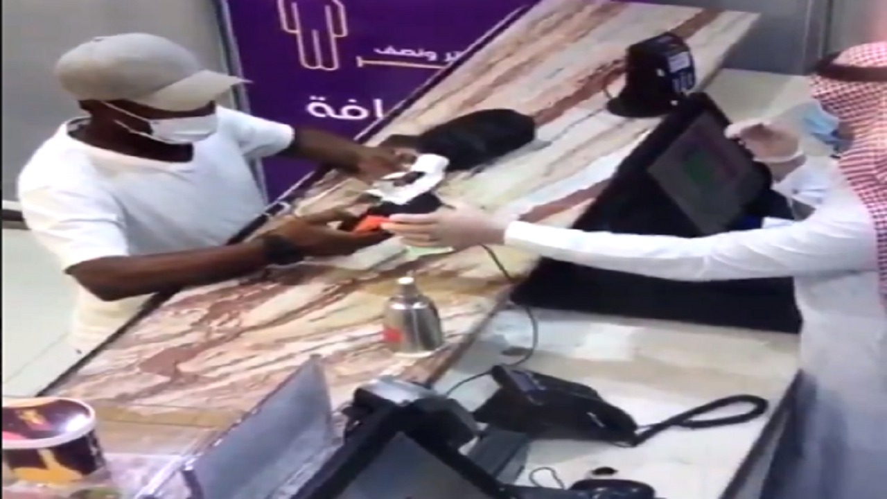 بالفيديو..زبون يحاول خداع كاشير في مطعم أثناء شراء &#8221; تيس &#8220;