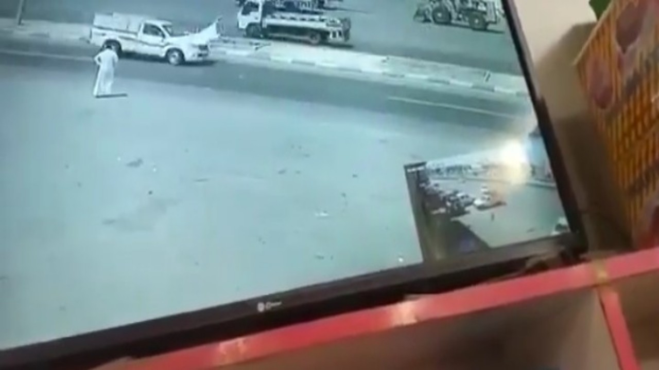 بالفيديو.. لحظة تعرض مسن للدهس أثناء عبوره الطريق في القنفذة