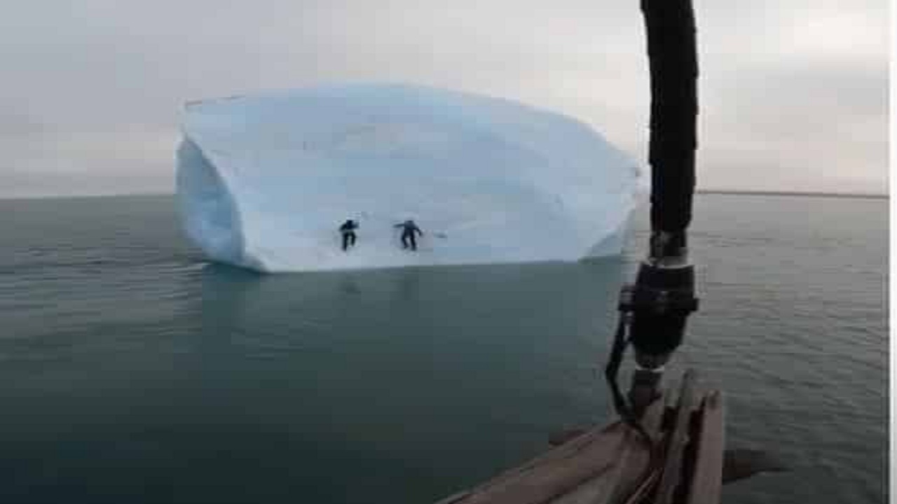 بالفيديو.. إنهيار جبل جليدي على إثنين من المغامرين حاولا تسلقه