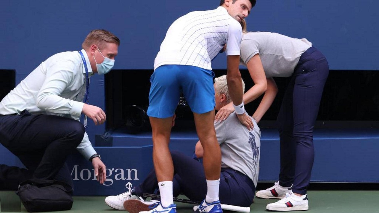 طرد لاعب التنس العالمي جوكوفيتش بعد ضربه حكمة المباراة