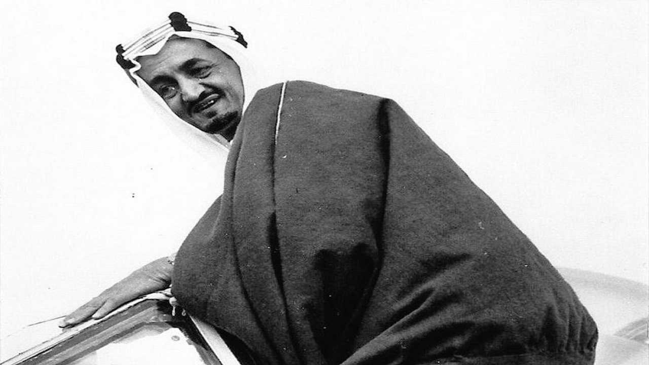 صورة نادرة للملك فيصل يصعد إلى طائرة حربية قبل 77 عاما