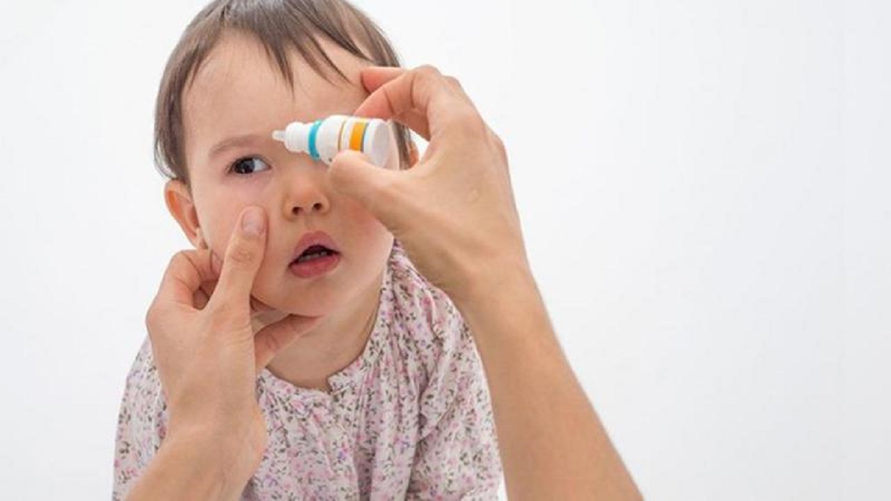 طرق الوقاية من احمرار وحكة العين عند الأطفال مع التقلبات الجوية
