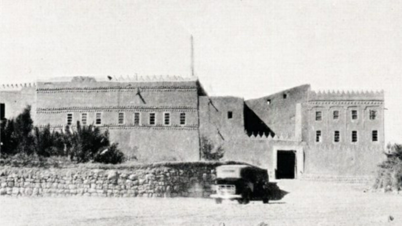 شاهد.. صورة تاريخية لقصر الملك عبدالعزيز في الرياض تعود لعام 1353هـ