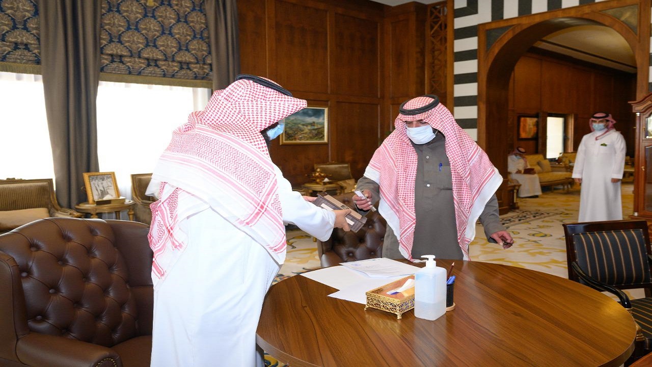 الأمير تركي بن طلال يشهد تسليم وحدة سكنية لإحدى الأسر المتعففة في عسير