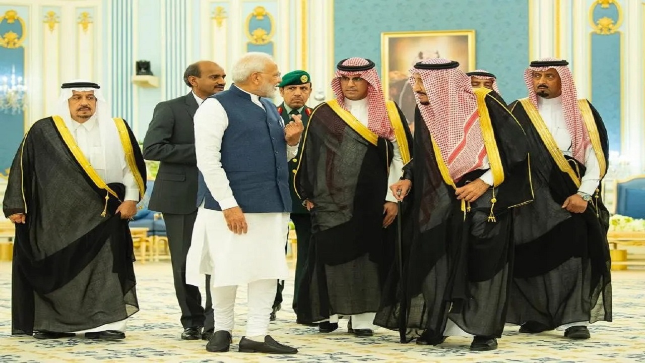 خادم الحرمين يستعرض العلاقات الثنائية مع رئيس وزراء الهند