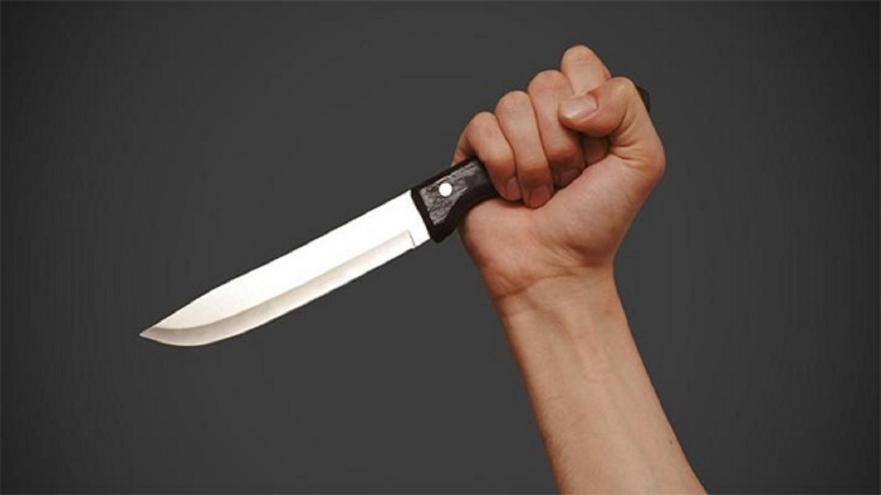 امرأة تعتدي على زميلتها وتطعنها بسكين أثناء نومها
