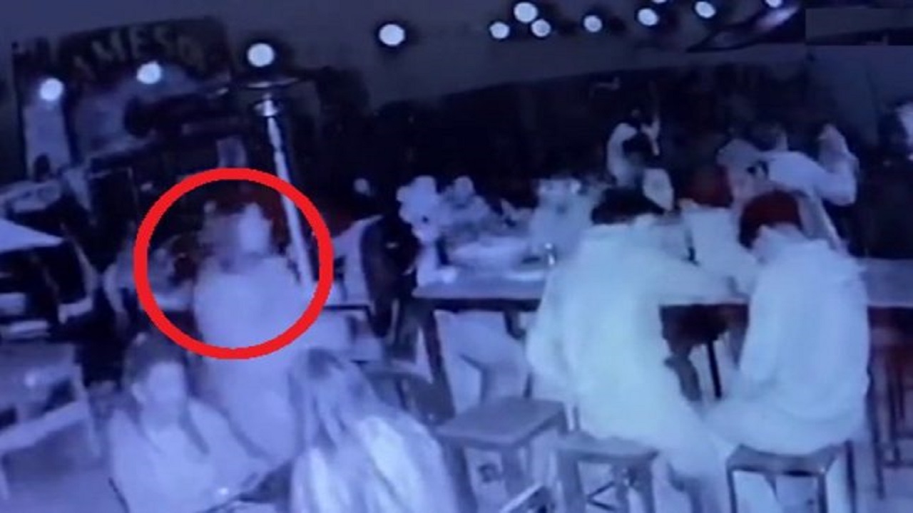 بالفيديو.. لحظة وقوع انفجار في وجه فتاة بمطعم بسبب خطأ عامل
