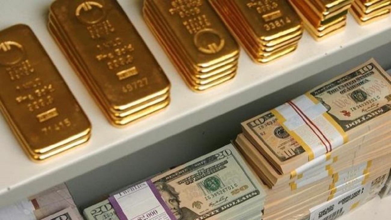 الذهب يصعد مع تراجع الدولار وآمال بشأن تحفيز أمريكي