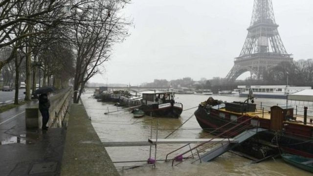 الأمطار تجرف الجثث من المقابر في فرنسا